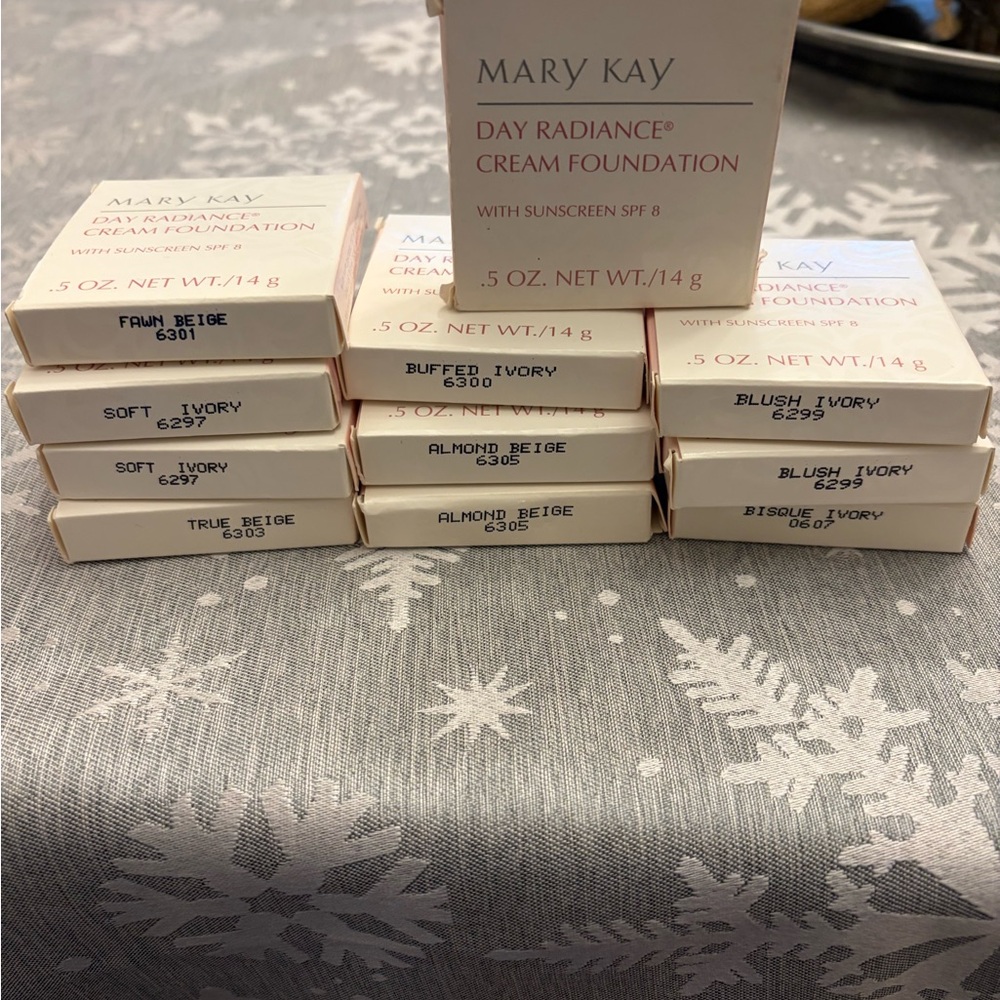Mary Kay Day Radiance Cream Foundation Collection with SPF 8